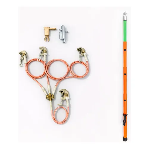 Subconjunto de aterramento temporário trifásico com cabos de cobre, grampos de conexão e vara de manobra telescópica.